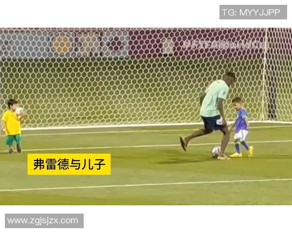 两个小孩踢足球选球星的趣味故事与成长启示
