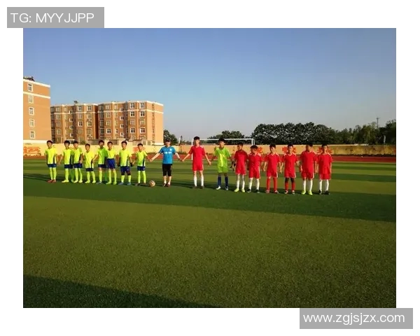 足球高颜值男球星正脸特写，展现阳光魅力与运动风采